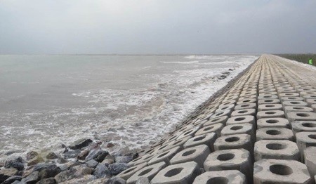 The dyke system in the Lach Giang Estuary in Nam Dinh Province. (Photo: VNA/VNS)